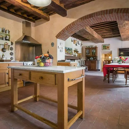 Sandra Spacious Tuscan With Private Pool