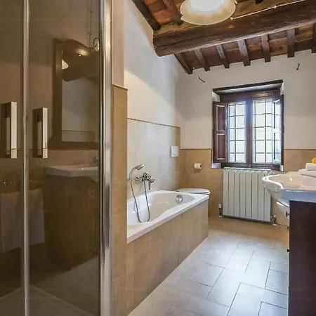 Sandra Spacious Tuscan With Private Pool